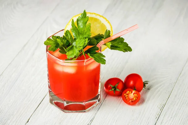 Cóctel Bloody Mary con hielo en vasos sobre mesa de madera blanca con copyspace . — Foto de Stock