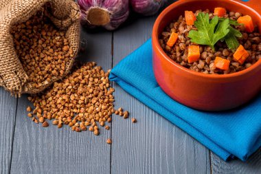 Masada bir kase lezzetli karabuğday lapası.