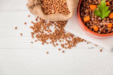 Beyaz ahşap masa üzerinde lezzetli karabuğday lapası Kahverengi kase. Copyspace ile üst te görüş.