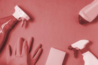 Temizlik ürünleri. Ev temizlik kavramı. Mavi arka plan. Tipografi ve Logo için yer. Uzay kopyalayın. Düz yatıyordu Üstten Görünüm