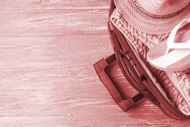 Açık bavul seyahat aksesuarları boşaltmak mavi ahşap tablo ile.