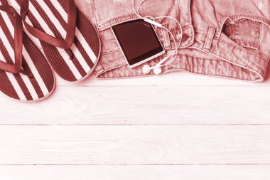 seyahat aksesuarları boşaltmak Beyaz ahşap tablo.