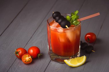 Copyspace ile gri ahşap masa üzerinde gözlük buz ile Kokteyl Bloody Mary.