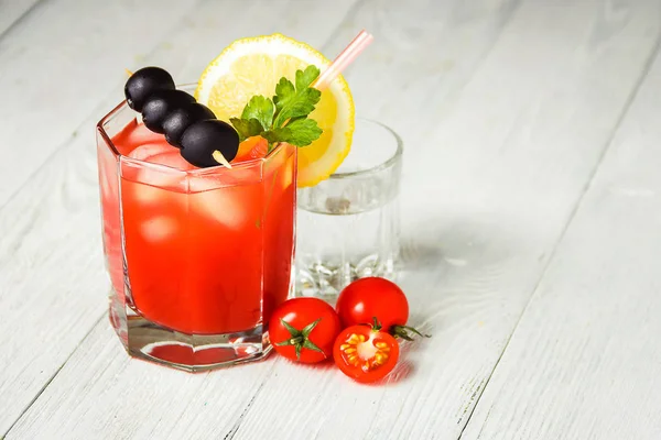 Cóctel Bloody Mary con hielo en vasos sobre mesa de madera blanca con copyspace . — Foto de Stock