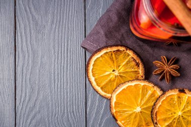 Gri ahşap arka plan üzerinde mulled şarap ve baharatlar. Seçici odak. Copyspace ile üst te görüş.