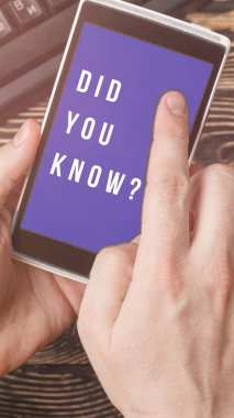 İlginç bir gerçek kavramı. Akıllı telefon ekranında Bildiğiniz Metin. Hikayeler kapağı.