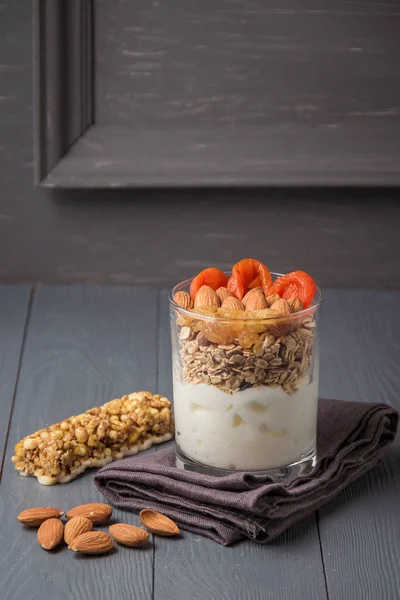 Granola ile ev yapımı yoğurt, kopya alanı ile en sağlıklı tohum ile kurutulmuş meyve ve fındık Bio.