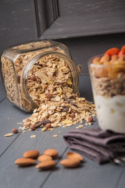 Granola, frutos secos y frutos secos bio con semillas más saludables en mesa de madera gris con copyspace . — Foto de Stock