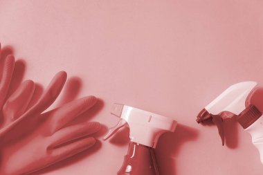 Temizlik ürünleri. Ev temizlik kavramı. Pembe bir arka plan. Tipografi ve logosu. Uzay kopyalayın. Düz yatıyordu. Üstten Görünüm.