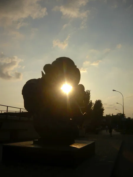 Heykel sayesinde güneş ışığında