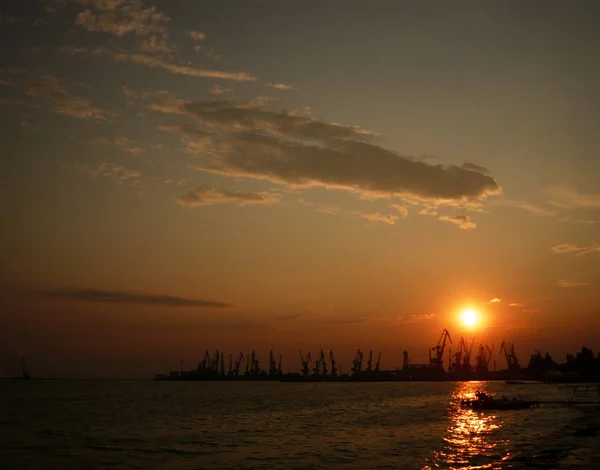 Liman gün batımında