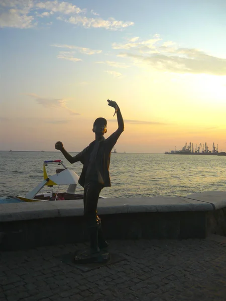 Sahildeki balıkçı anıt