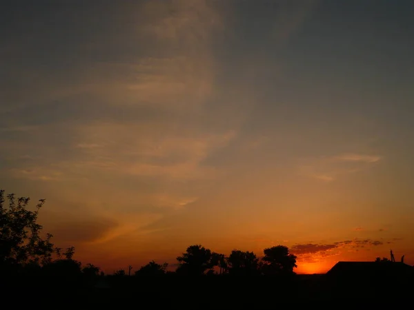 Bulutlu gökyüzü üzerinde turuncu günbatımı