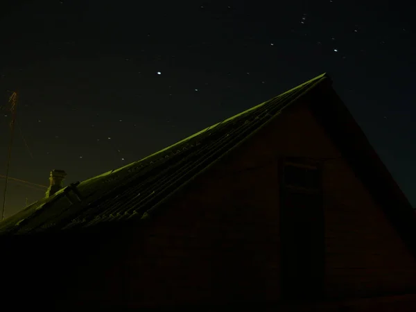 Yıldızlı gökyüzü karşı evi
