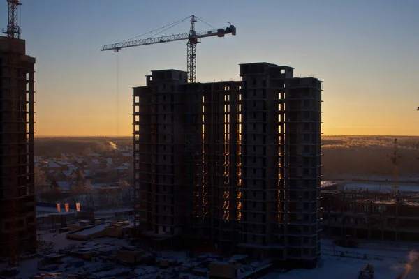 Güneşin doğuşunda inşaat altında ev