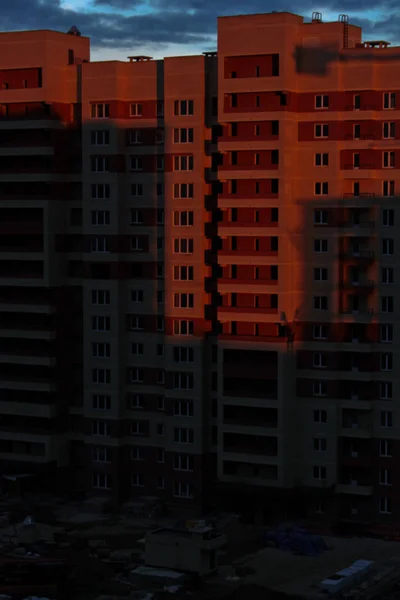 Gün batımı ışığında ev