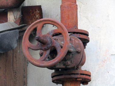 Paslı bir vana ile gaz kontrolü. Stok fotoğrafı