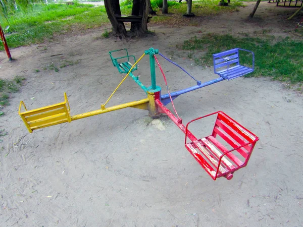 Gamla barn Swing på gården. Foto — Stockfoto
