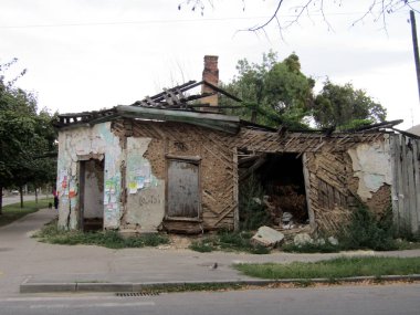 Ukrayna, Poltava yıkım için bekleyen tehlikeli eski harap ev. Fotoğraf