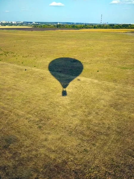 Ballonschatten auf der Erde. Archivbild — Stockfoto