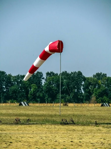 Calzino a vento sul campo. foto — Foto Stock