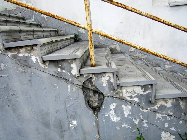 Rissige Stufen mit rostigem Geländer. Foto — Stockfoto