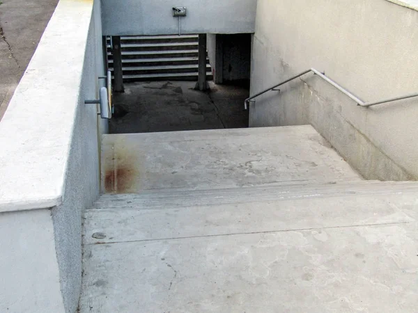 Old dark entrance to the underpass. photo — Stock Photo, Image