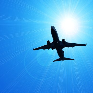 karanlık gökte uçan uçak silueti 