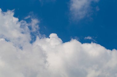 Beyaz bulutlu mavi gökyüzü