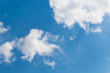 Beyaz bulutlu mavi gökyüzü