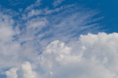 Beyaz bulutlu mavi gökyüzü