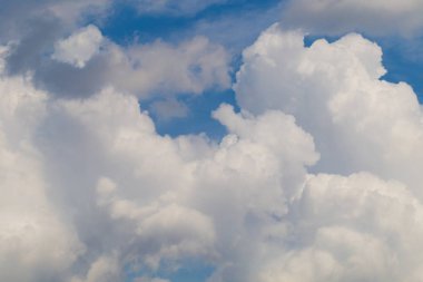 Beyaz bulutlu mavi gökyüzü