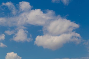 Beyaz bulutlu mavi gökyüzü