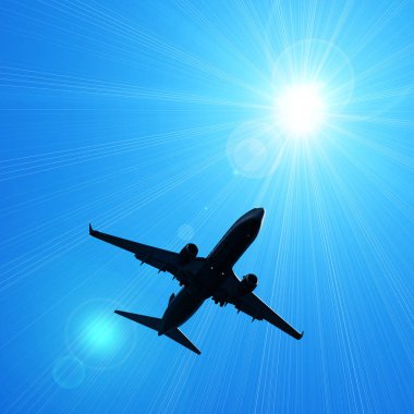 karanlık gökte uçan uçak silueti 