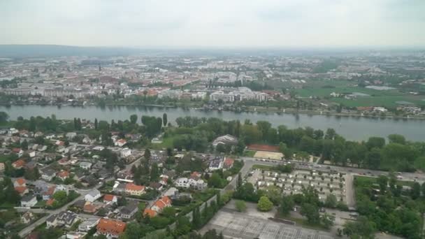 Vista aérea de Viena del parque de atracciones prater y el centro de la ciudad al amanecer — Vídeos de Stock