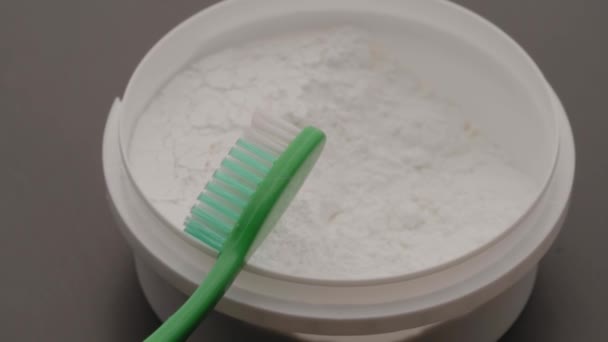 Het tandpoeder is van toepassing op een tandenborstel. Het concept van Zero Waste, gezonde tanden, milieuvriendelijk — Stockvideo