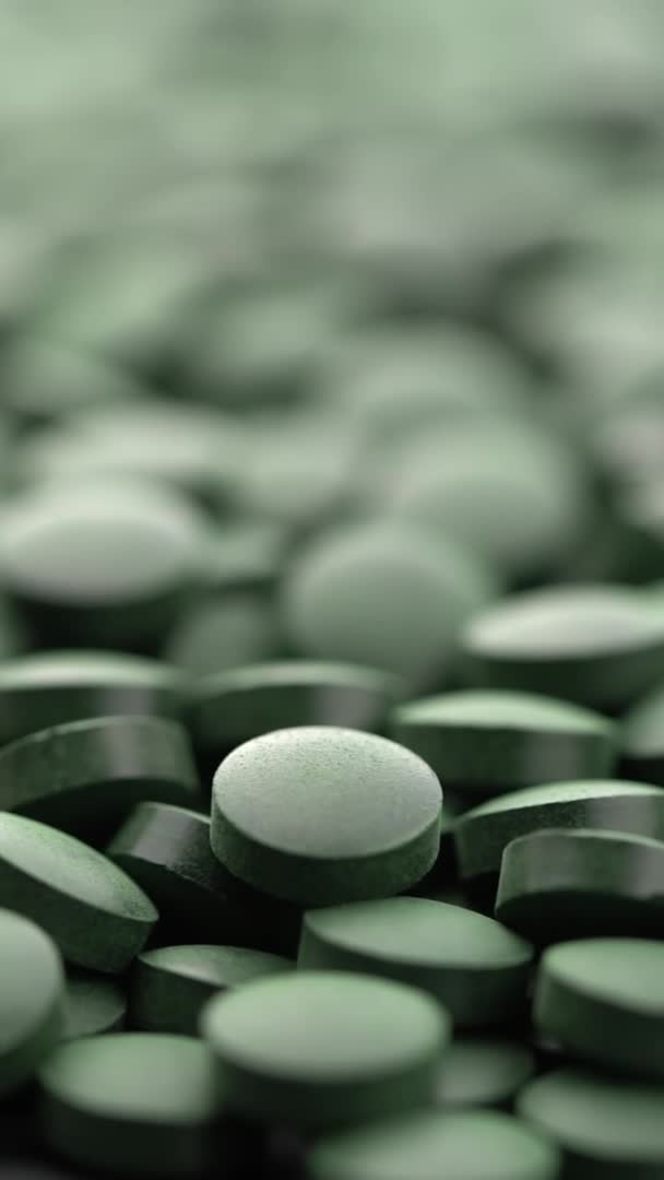 Rotující Spirulina, chlorella doplněk pilulky zblízka, makro shot — Stock video