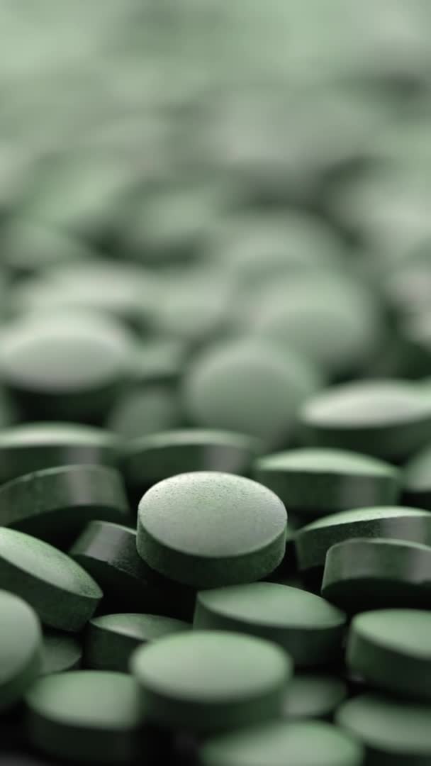 Περιστρεφόμενη Spirulina, χάπια συμπλήρωμα chlorella κοντά, μακροσκοπική λήψη — Αρχείο Βίντεο