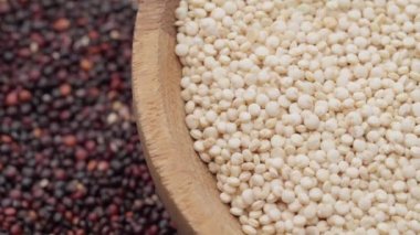 Ahşap kasede Chia tohumları ve quinoa tohumları arka plan rotasyonu. Üst Manzara. Makro