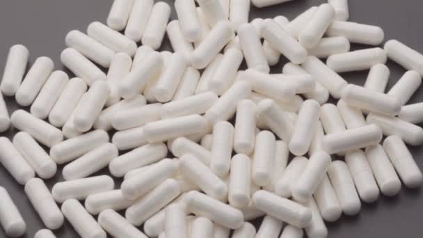 Witte medische pillen roteren close-up. Pillen en drugs. De farmaceutische industrie. Het geneesmiddelenconcept — Stockvideo