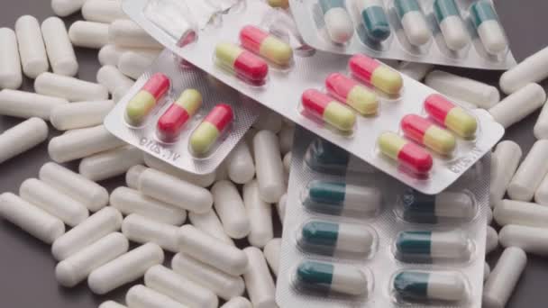 Fehér orvosi pirulák váltakozó közelkép. Tabletták és drogok. Gyógyszeripar. A gyógyszer koncepciója — Stock videók