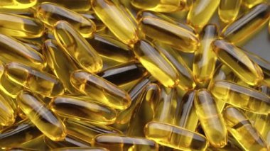 Omega 3 hapları ve kapsülleri daire şeklinde dönüyor.