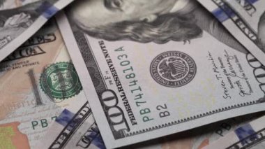 Masada dönen yüz dolarlık banknotlar. Dönüşümlü kağıt para yakın plan. Paralı arka plan Amerikan 100 dolarlık banknotlar