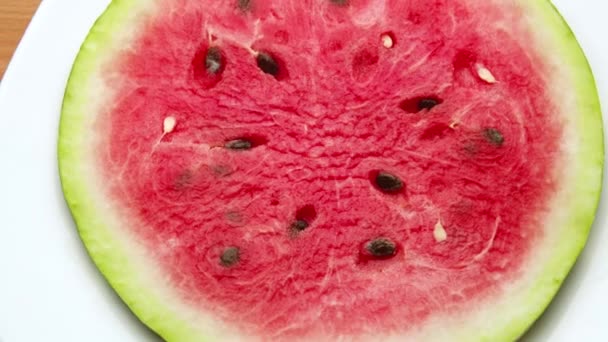 Rote Wassermelone rotiert auf Hintergrund in 4K ProRes 422. Erfrischende und gesunde schmackhafte saftige Früchte. Nahaufnahme Flachbild. — Stockvideo