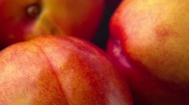 Doğal ışık altında çekilen taze nektarin iğnesi. 4k ProRes 422