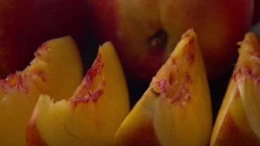 Dilimlenmiş taze nektarin, yakın plan doğal ışık altında dolly-shot. 4k ProRes 422