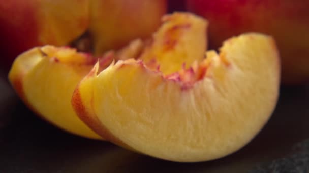 Édes, friss nektarin szeletekkel, természetes fényben, közelről. 4k ProRes 422 szám — Stock videók