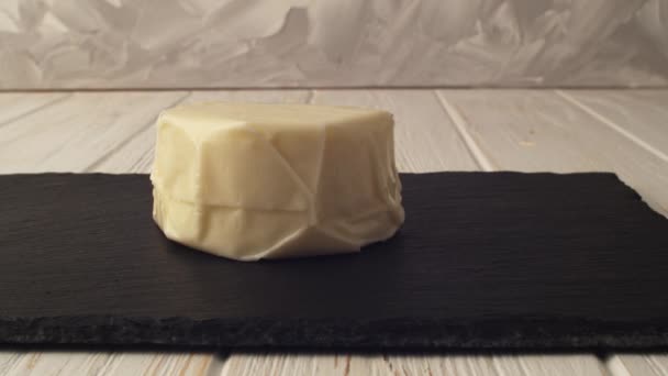 Roda de queijo cottage tradicional. Cabeças de queijo orgânico caseiro. Produção de alimentos, indústria leiteira. ProRes 422 — Vídeo de Stock