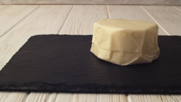 伝統的なカッテージチーズのホイール。自家製の有機チーズの頭。食料生産、酪農業。ProRes 422 — ストック動画