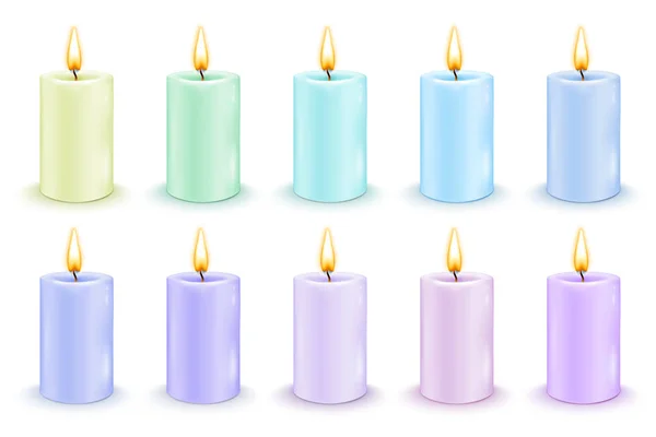 Conjunto de velas cilíndricas de color con llamas ardientes . — Vector de stock